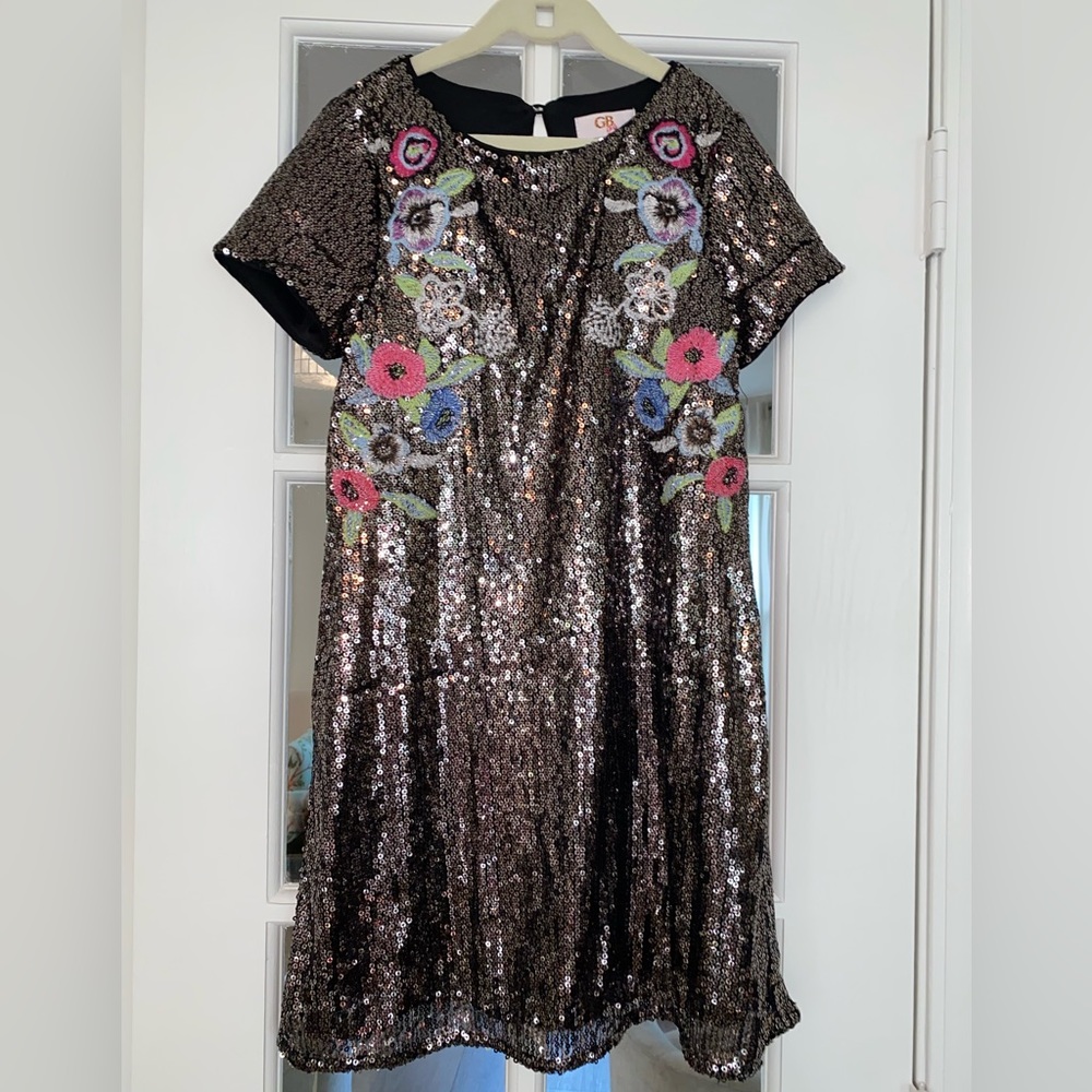 Gianni bini short sleeve knee length sequin embroidered floral dress